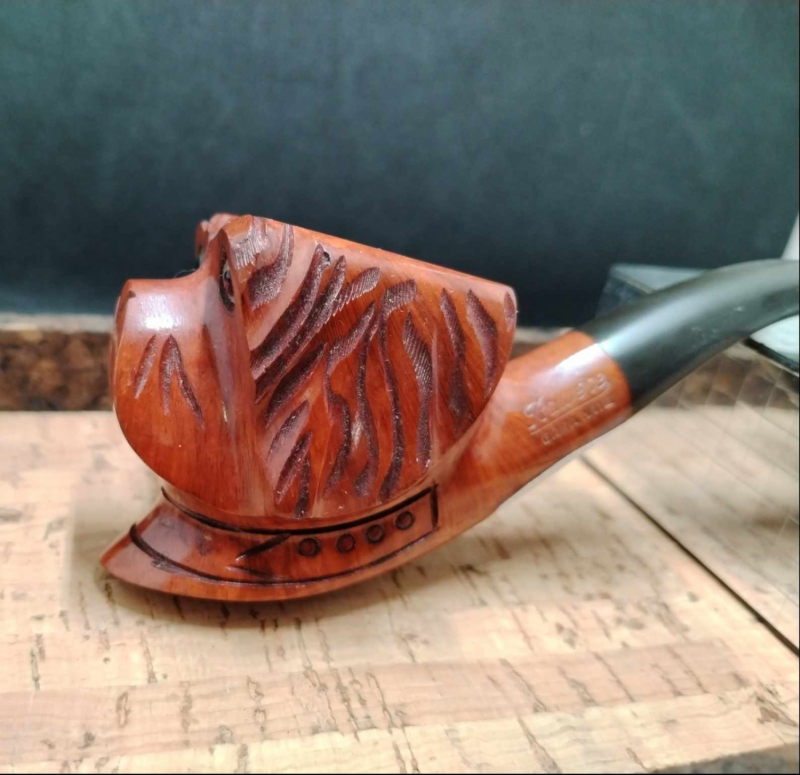 Pipe sculptée chien Dr. Geo St Claude 